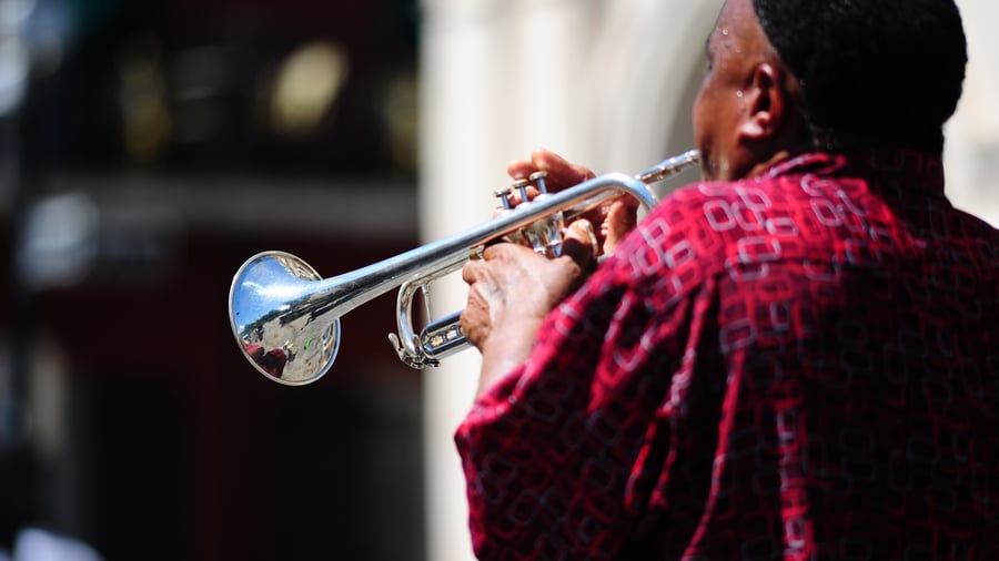 Lyssna på jazzmusik i New Orleans gator