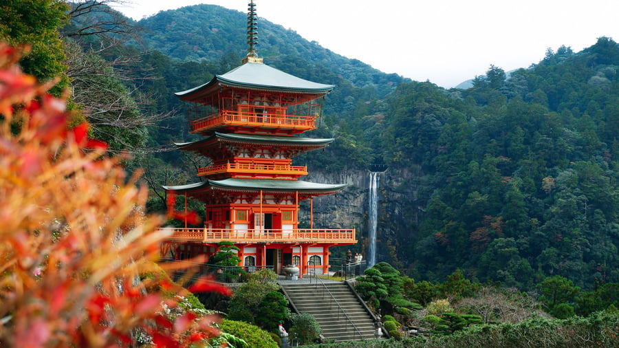 You can visit both famous and hidden temples