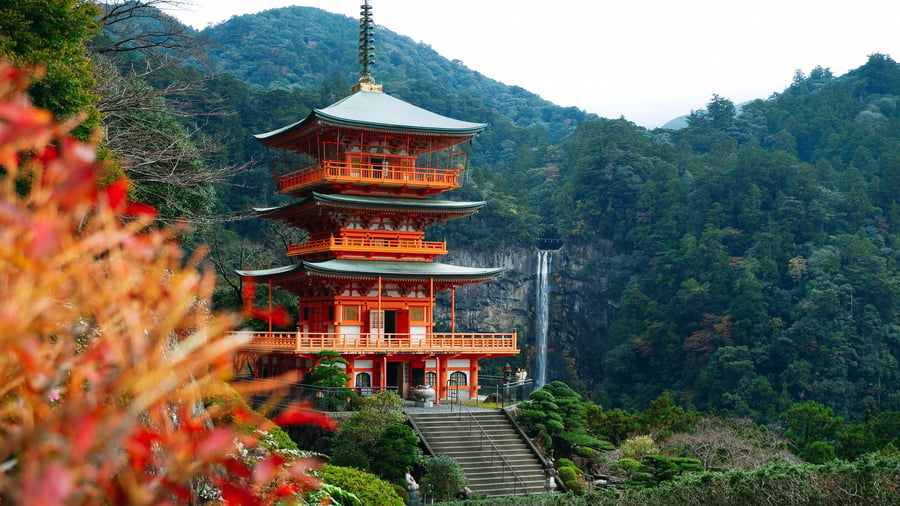 You can visit both famous and hidden temples