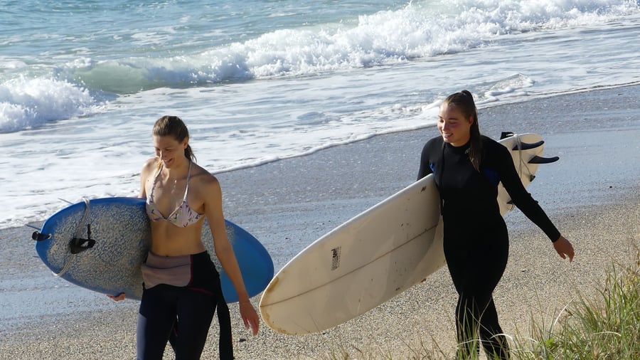 Surfers bij Spot X