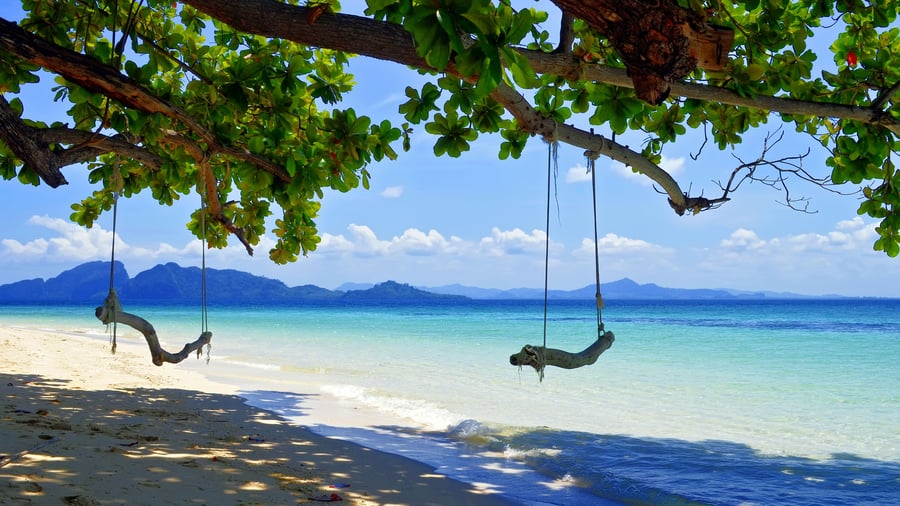 Gynger på stranden på Koh Kradan i Thailand