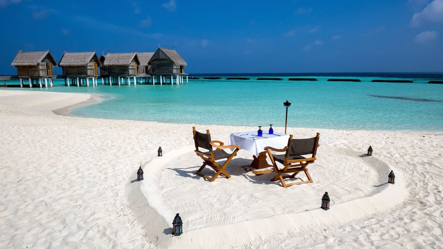 Spis en romantisk middag direkte på stranden