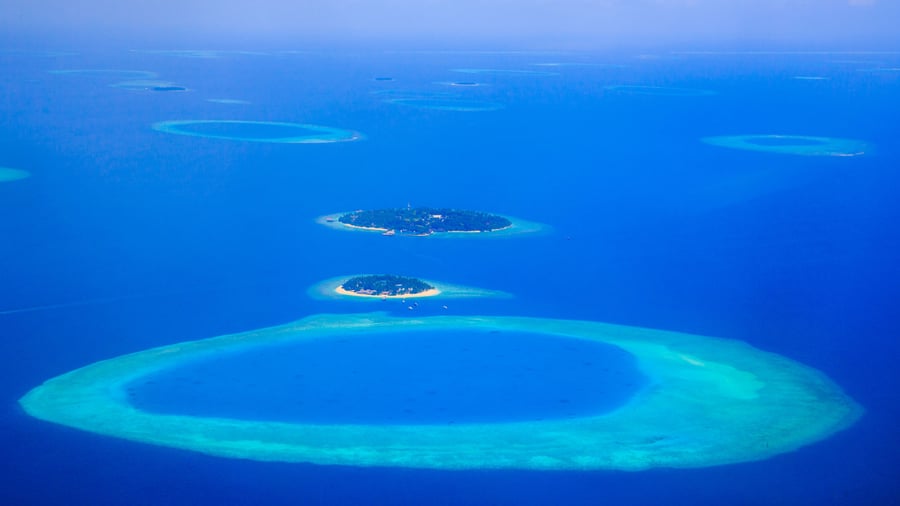 Med fly over Maldiverne