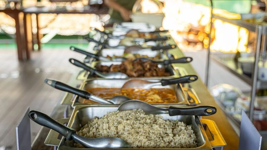 Frokost på Elephant Hills Rainforest Camp