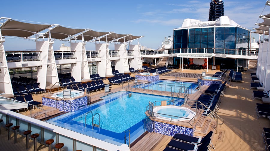 Poolområdet om bord på Celebrity Solstice