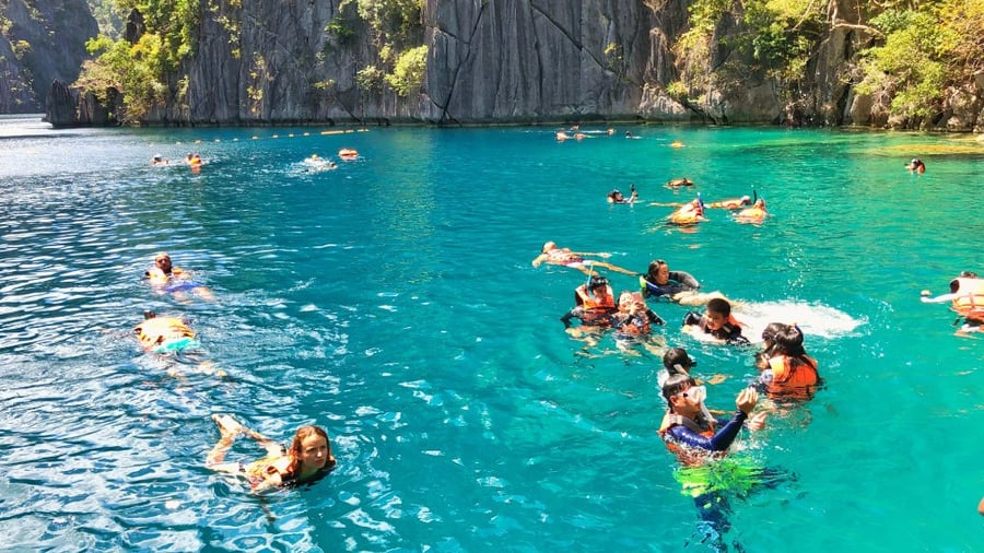 Snorkelling around Coron in the Philippines 