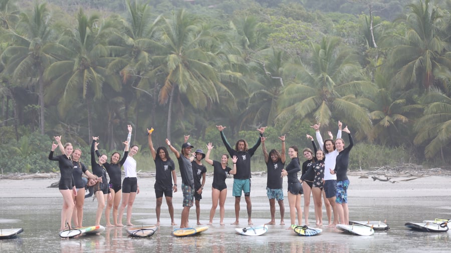 Surfers op het strand in de regen in Costa Rica