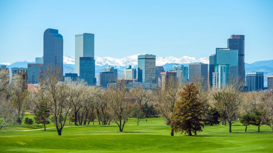 Denver med Rocky Mountains bjerge i baggrunden