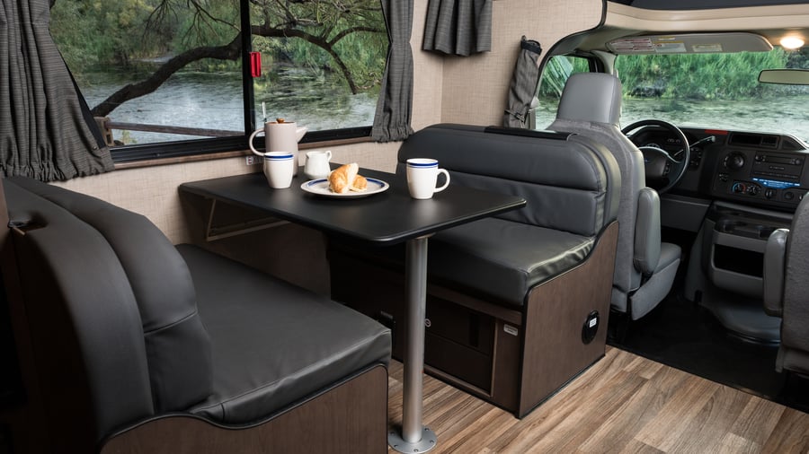 Nyd en kop kaffe i sofaområdet