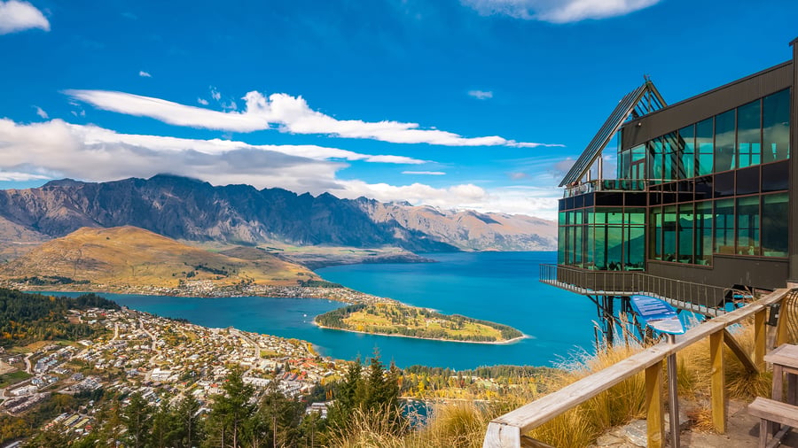 Queenstown ligger vackert mellan sjö och berg