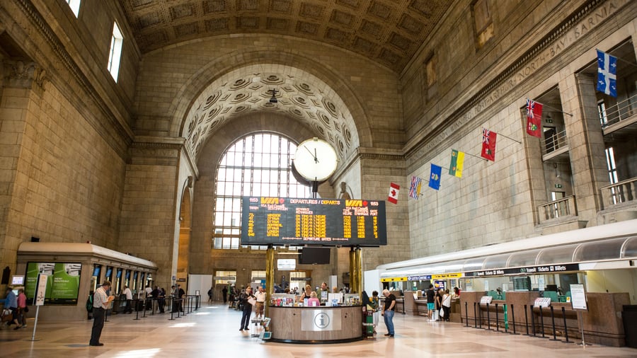 Tag med VIA Rail mellem byerne i Canada