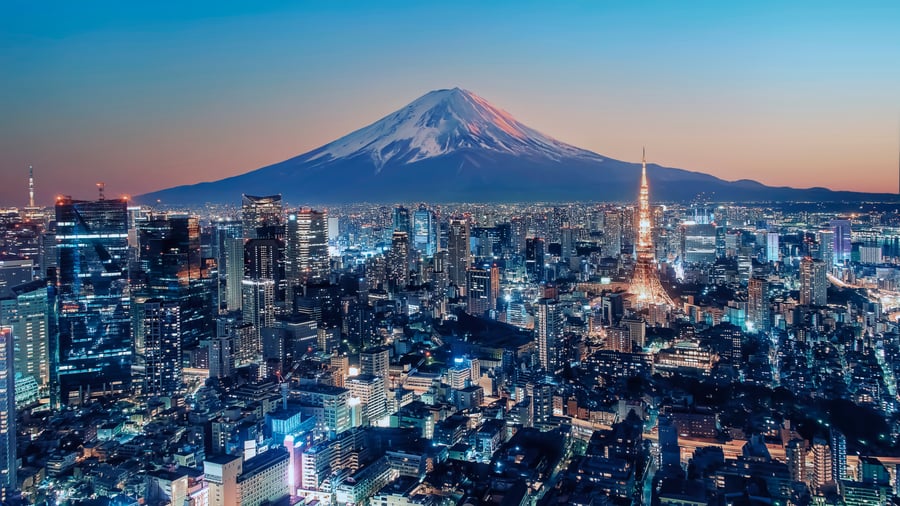 Tokyo vid solnedgång med Mount Fuji i bakgrunden