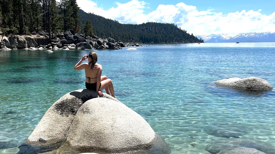 Kristallklart med iskallt vatten i Lake Tahoe. 
