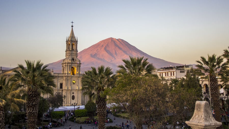 Arequipa-kirken med Misti-vulkanen i baggrunden