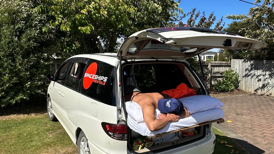 Chilla i en Spaceship campervan.