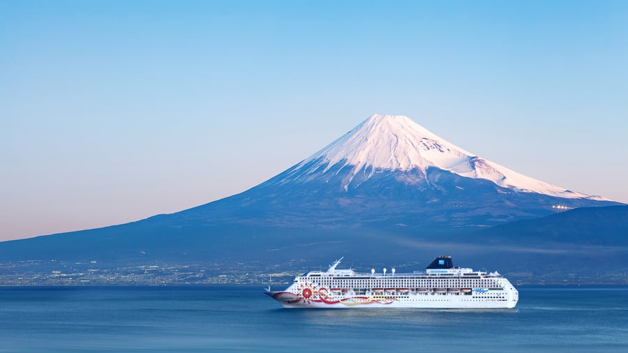 Norwegian Sun foran Mount Fuji i Japan