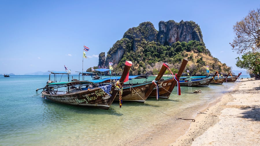 Traditionelle long-tail-både ved Krabi i Thailand