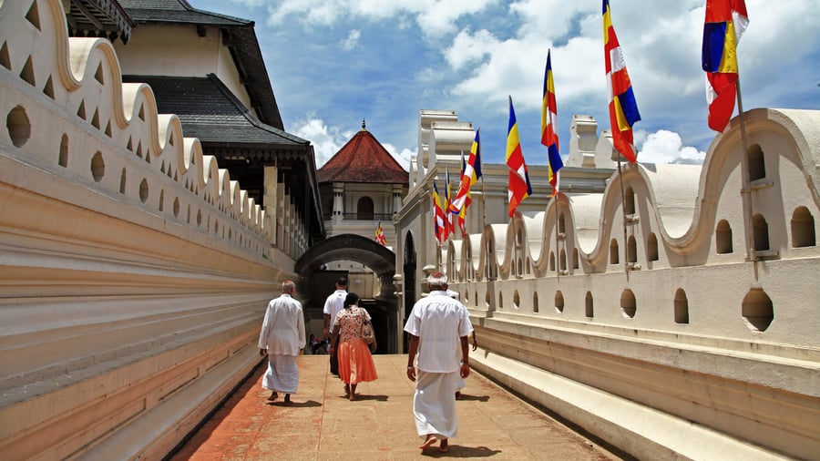 Pilgrimsresenärer i ”Temple of the Tooth” i Kandy