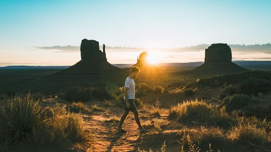 Farvel til USA med solnedgang over Monument Valley