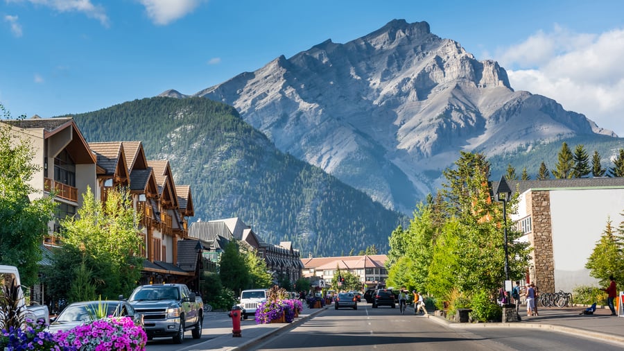 Hyggelige Banff by, omringet af bjerge