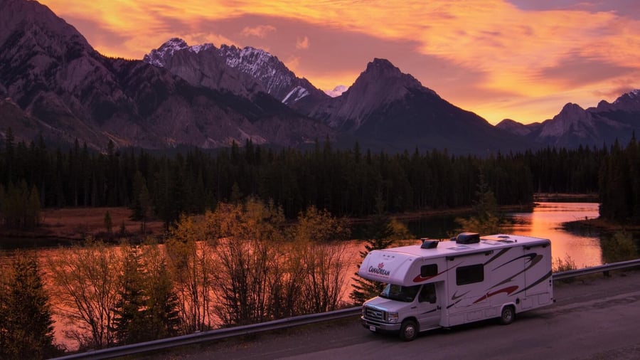 CanaDream autocamper ved Rocky Mountains