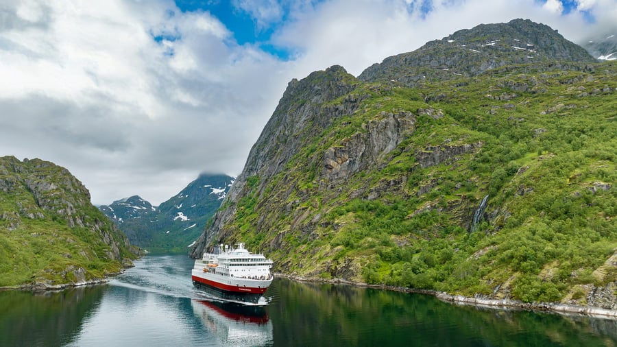 M/S Finnmarken i Trollfjorden