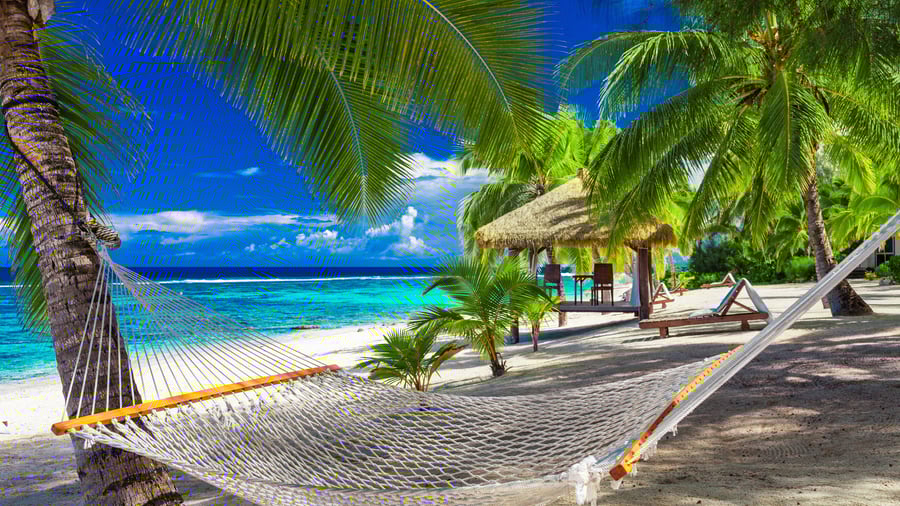 Afslapning på Rarotongas smukke sandstrande