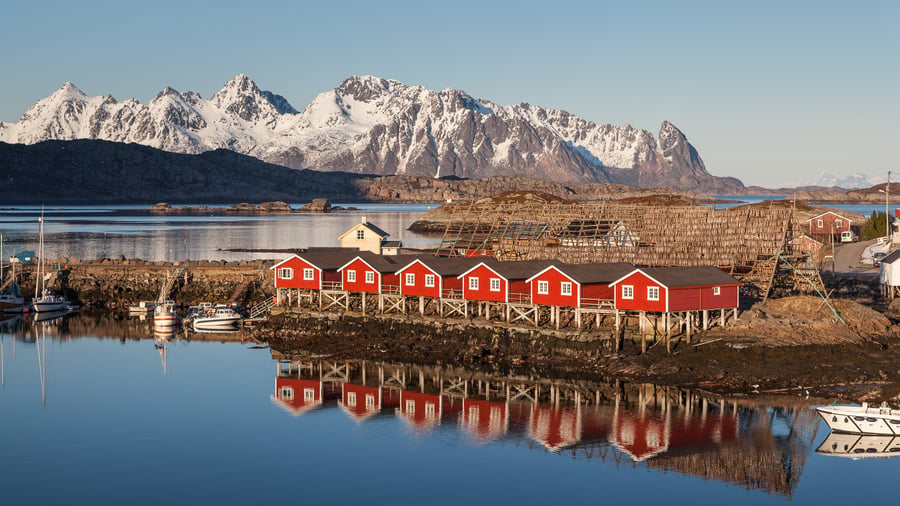 Svolvær i Lofoten omgivet af fjorde og fjelde