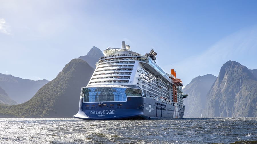 Med Celebrity Edge genom Milford Sound