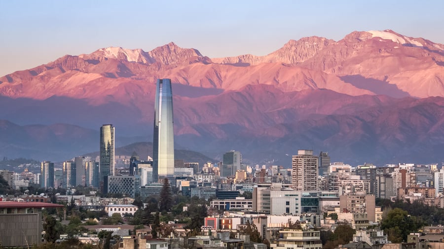 Santiago de Chile blandt Andesbjergene