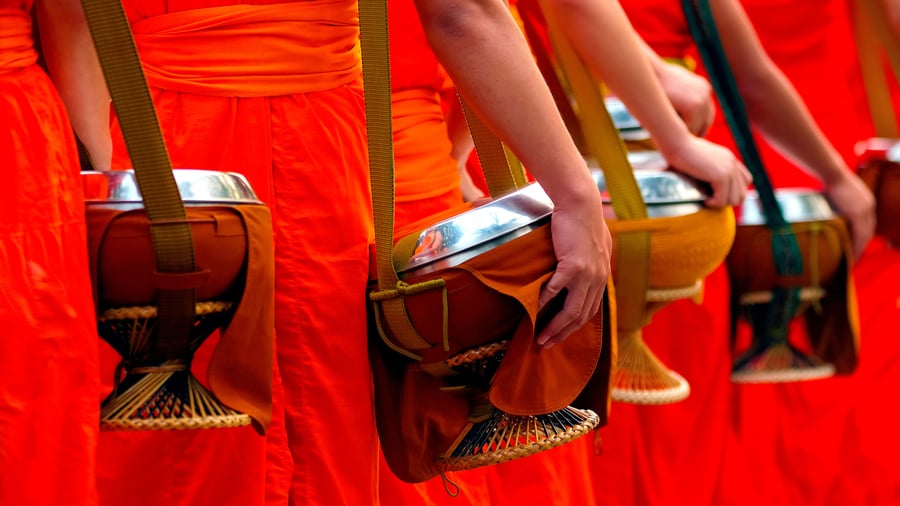 Se munkene i deres fine orange dragter