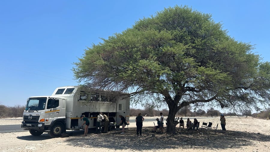 Frokostpause ved Nomad trucken i Botswana