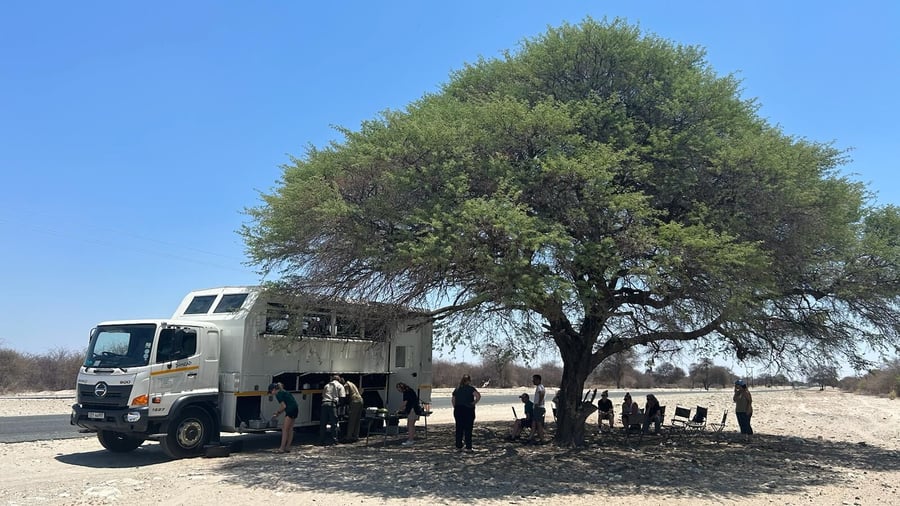 Frokostpause ved Nomad trucken i Botswana