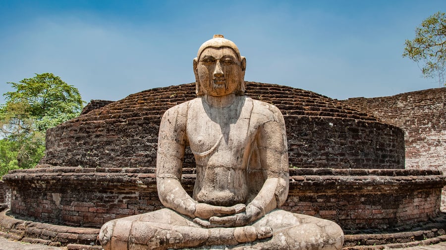 Quadrangle Polonnaruwa statue