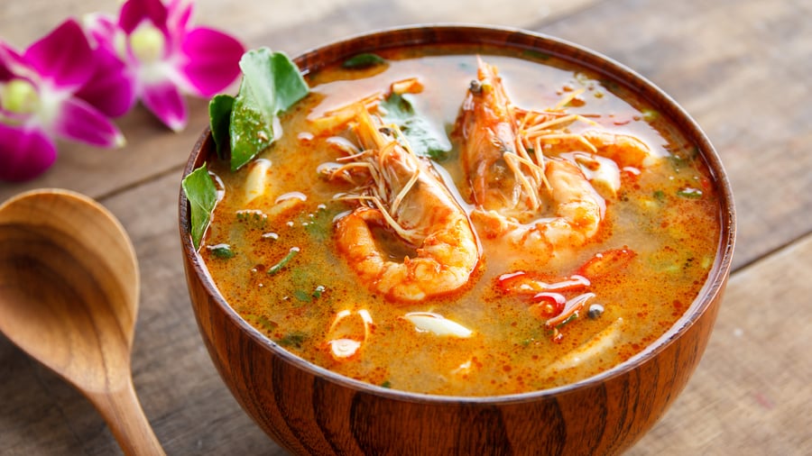 Smaka på lokala rätter som Tom Yum-soppa