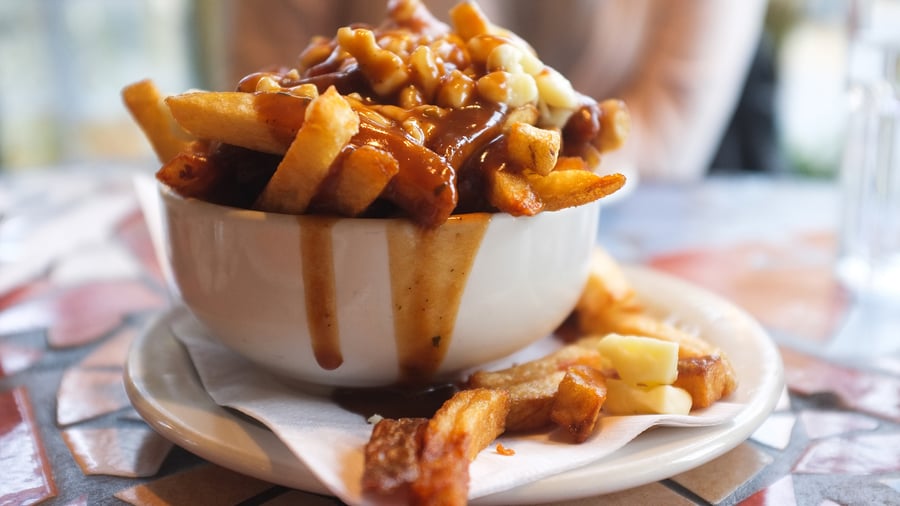 Smag den canadiske nationalspise, Poutine