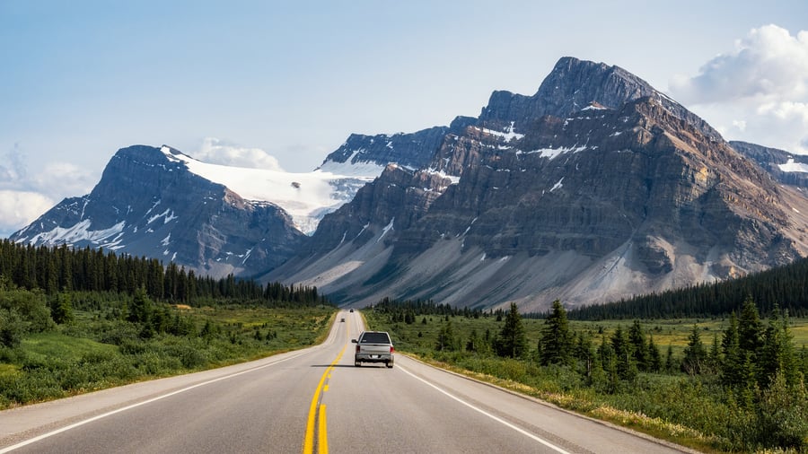 Natursköna Icefields Parkway i Rocky Mountains