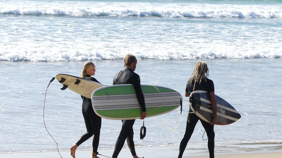 Surfers op het strand in Australië