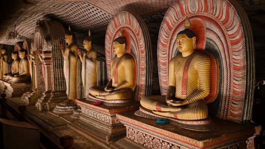 Dambulla Cave Temple med buddhastatyer