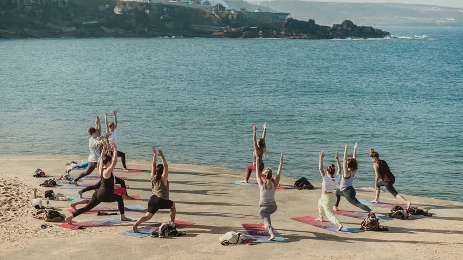 Yoga vid kusten. 
