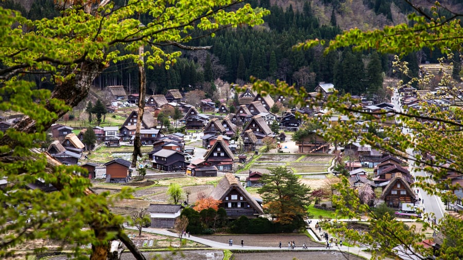 Gamle traditionelle bondehuse i Shirakawa-go