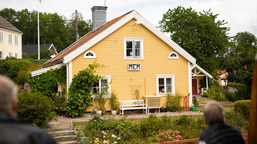 Mem med det ikoniske gule hus ved kanalen