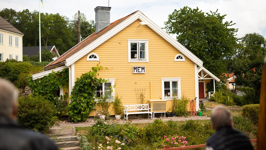 Mem med det ikoniske gule hus ved kanalen