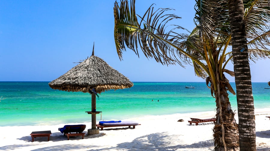 Slap af i solen på Kenyakystens sandstrande