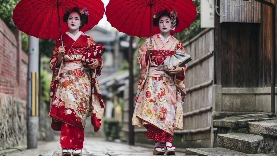 I Kyoto kan du være heldig at se en geisha på vej til arbejde