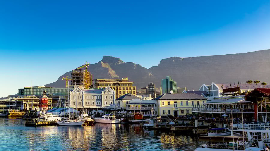 I bor centralt ved havnefronten i Cape Town
