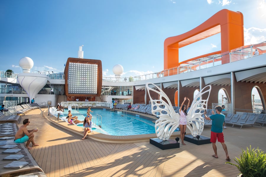 Oplev livet på skibets indbydende Resort Deck