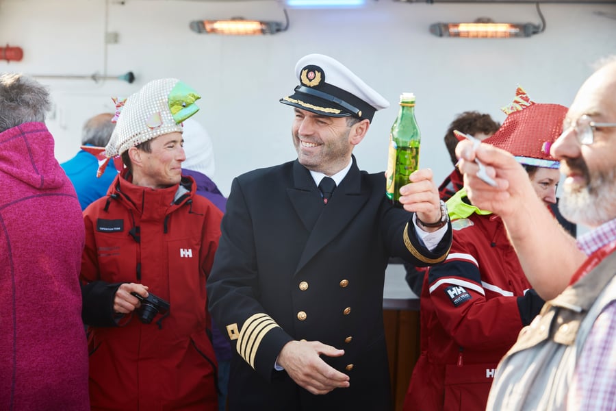 Ceremoni på dækket når skibet krydser Polarcirklen