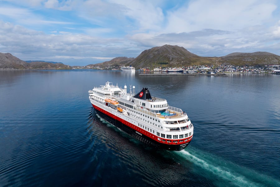 MS Finnmarken ved Honningsvåg