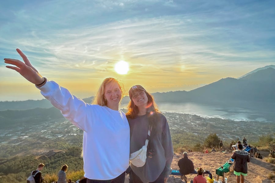 Gör en sunset hike uppför Mt. Batur. 